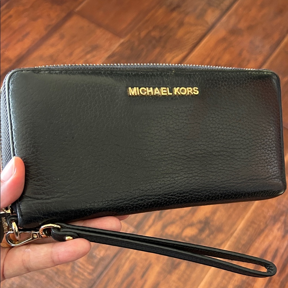 Michael Kors huge Leather Wristlet wallet - Picture 2 of 9